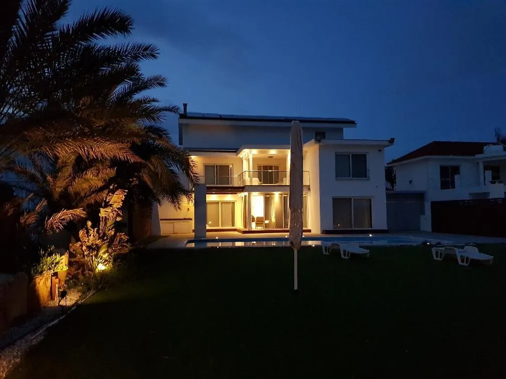 Villa Paradise Beachvilla Perivolia Cyprus